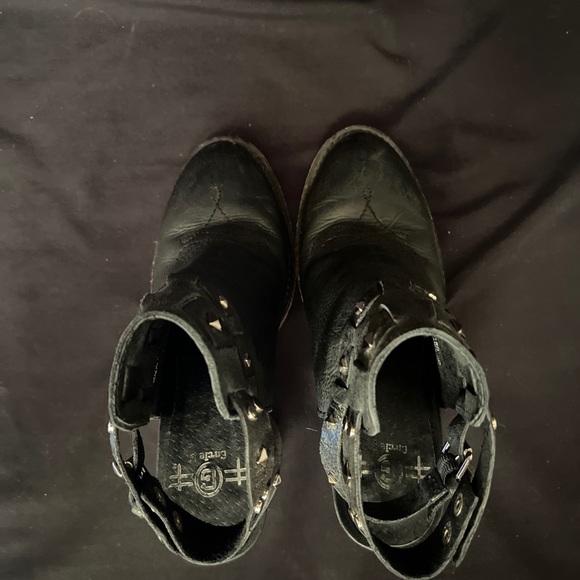 Circle G Fashion Shoes Womens 8 M Straps Round Toe Buckle Black P5180. 
Bin B13 - Picture 8 of 11